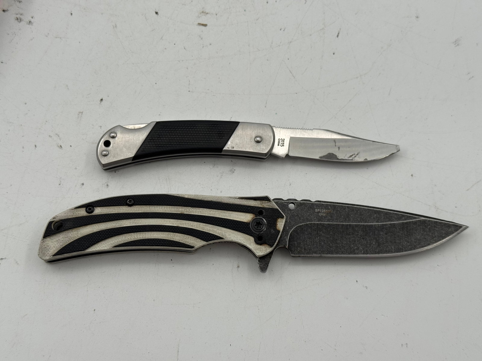 Lot of 4 Knives, Razor Blade, and Pocket Pliers - 6