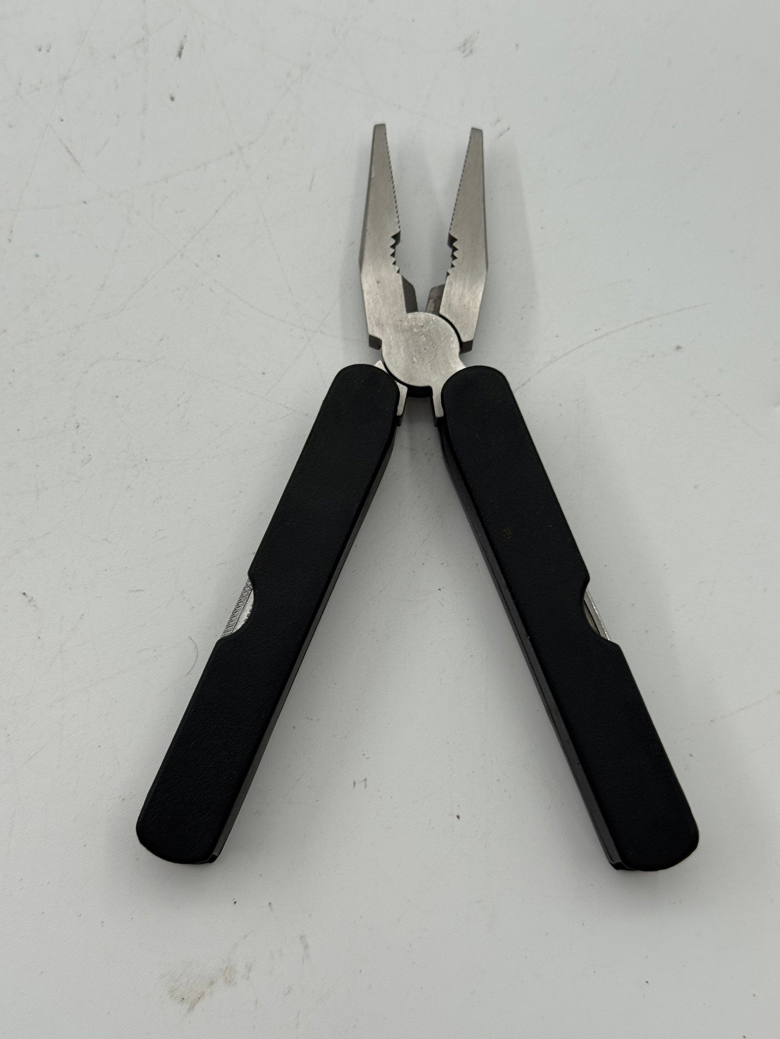 Lot of 4 Knives, Razor Blade, and Pocket Pliers - 9