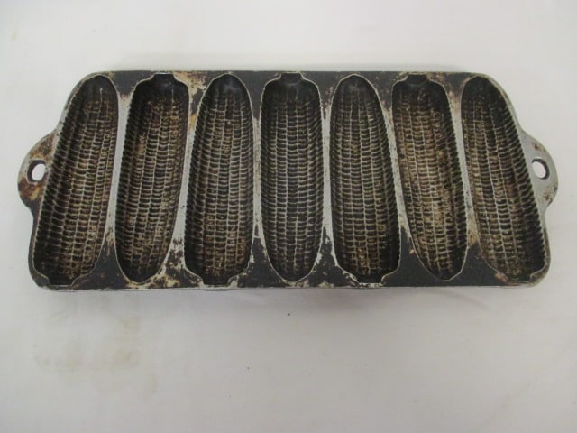 Wagner Ware Krusty Korn Kobs No. 458 Cast Aluminum 7 Stick Cornbread Pan: 13" long, marked Pat'd July 6, 1920