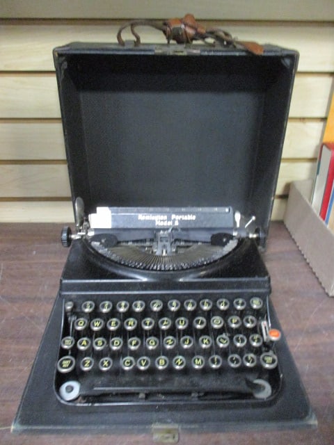 Antique Remington "Remington Portable Model 5" Manual Typewriter with Case: .