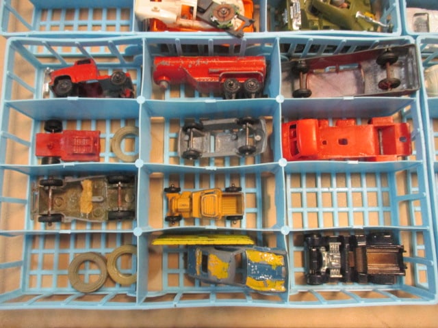 1968 Official "Matchbox" Series Deluxe Collector's Case with Diecast Cars - 10