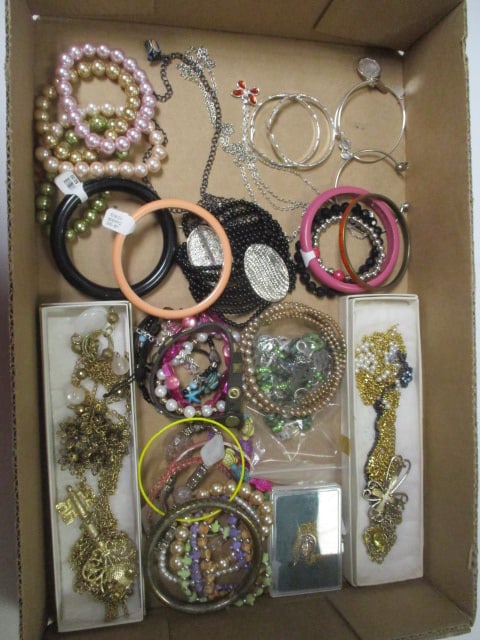 Fashion Jewelry Beaded Necklaces and Bracelets (1 of 5)