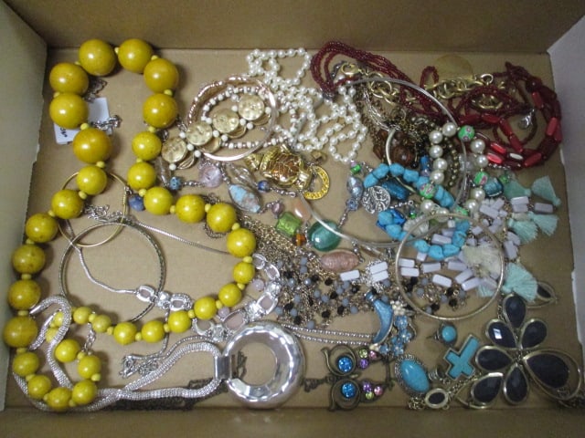 Fashion Jewelry Beaded Necklaces and Bracelets (1 of 4)
