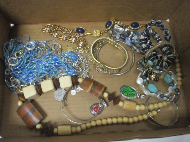 Fashion Jewelry Beaded Necklaces and Bracelets (1 of 4)