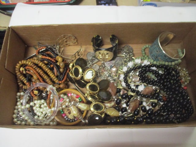 Fashion Jewelry Beaded Necklaces and Bracelets (1 of 6)