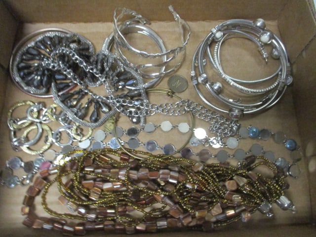 Fashion Jewelry Beaded Necklaces and Bracelets (1 of 4)