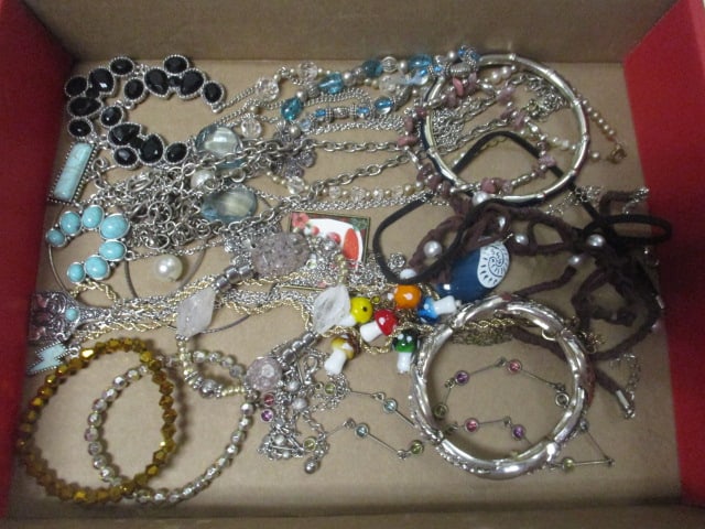 Fashion Jewelry Necklaces and Bracelets (1 of 5)