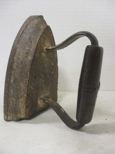 Vintage No. 7 Cast Iron Sadiron: .