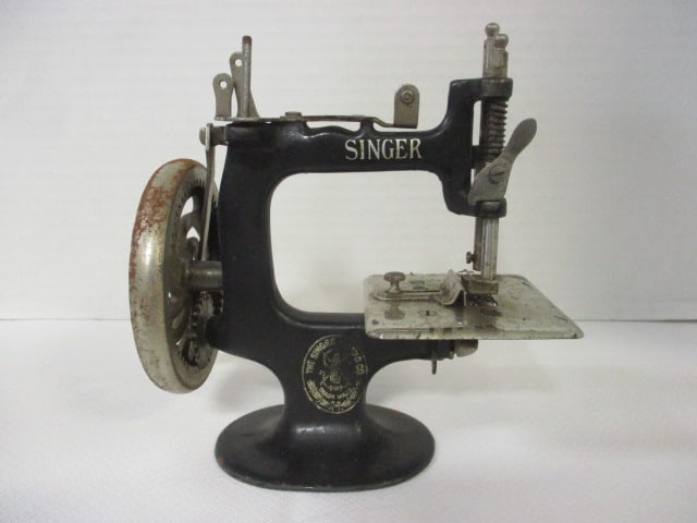 Vintage Singer Toy Hand Crank Sewing Machine (1 of 10)