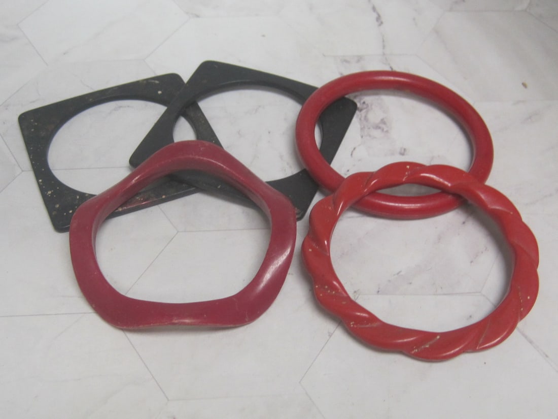 Vintage Bakelite/Lucite Bangle Bracelet: .