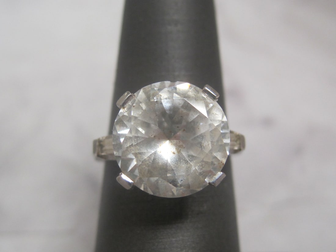 14k White Gold CZ Ring: Weighs 5.4 grams, Size 6 1/2