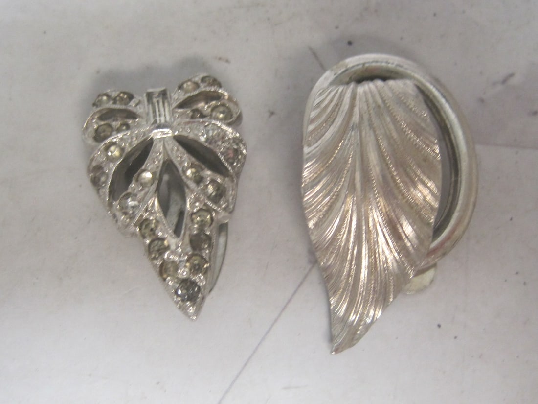 Lot of 2 Vintage Silvertone Scarf Clips: .