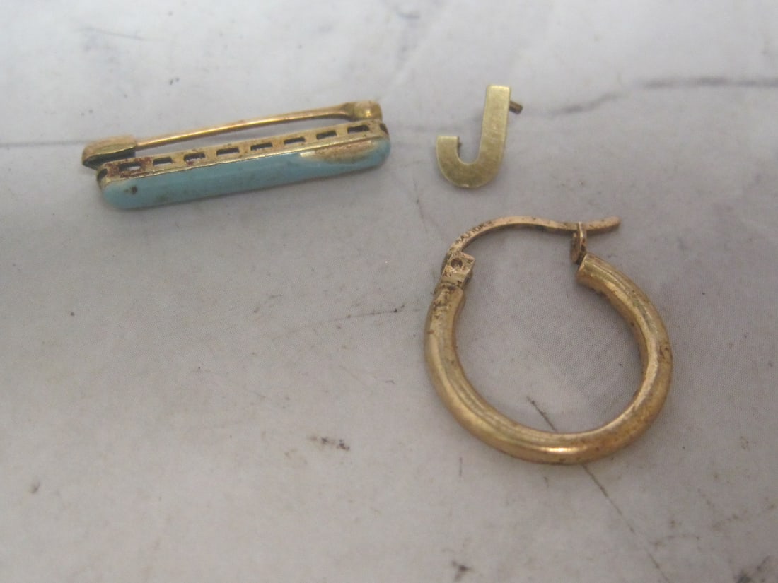 Lot of Scrap Gold: 14k gold weighs 1.1 grams, 10k gold weighs 0.4 gram