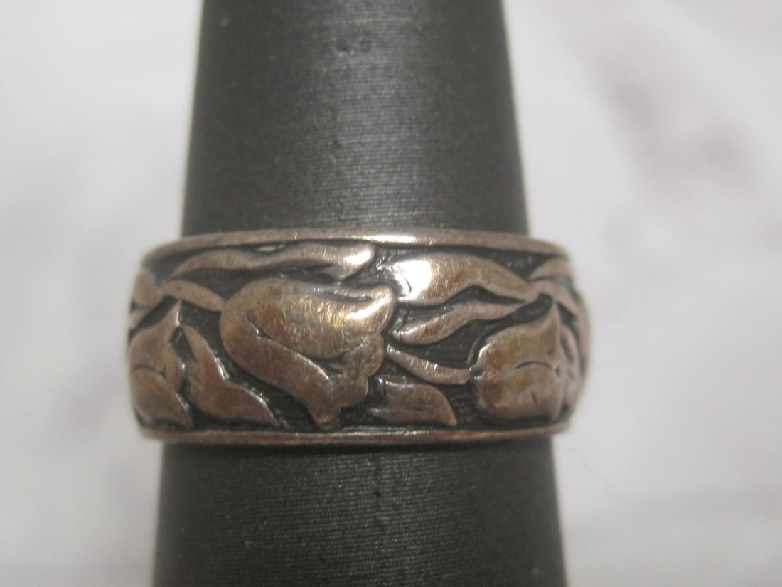 Sterling Silver Tulip Band Ring: Weighs 5.8 grams, Size 6