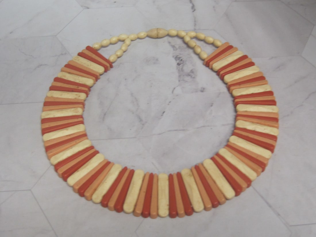 Vintage Lucite Collar Necklace: .
