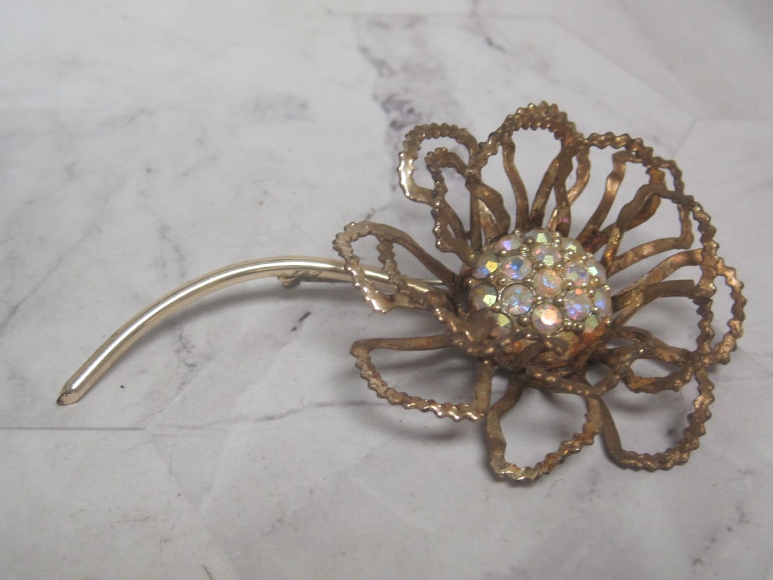Vintage Aurora Borealis Flower Brooch: .