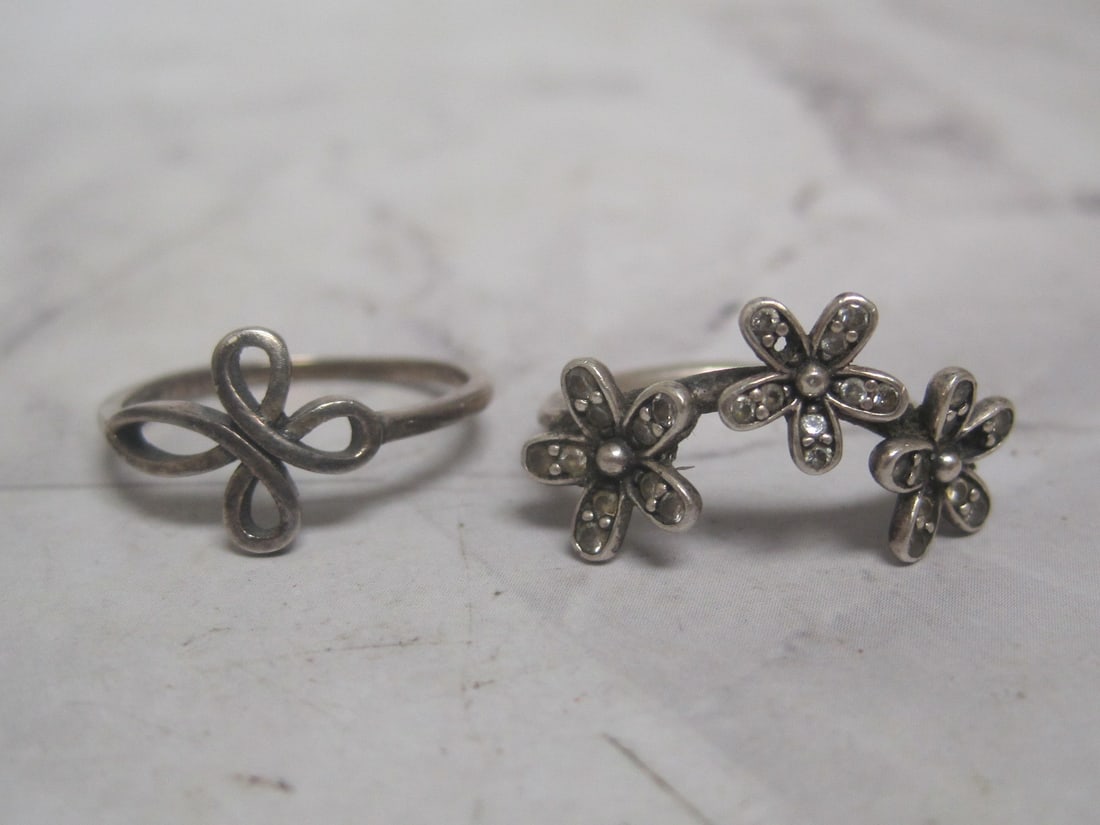 Lot of 2 Sterling Silver Rings: Weighs 3.7 grams