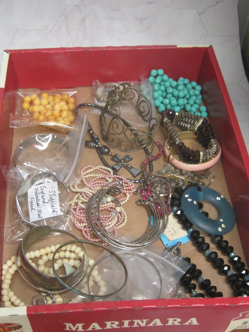 Estate Lot of Jewelry: Vintage, some signed
