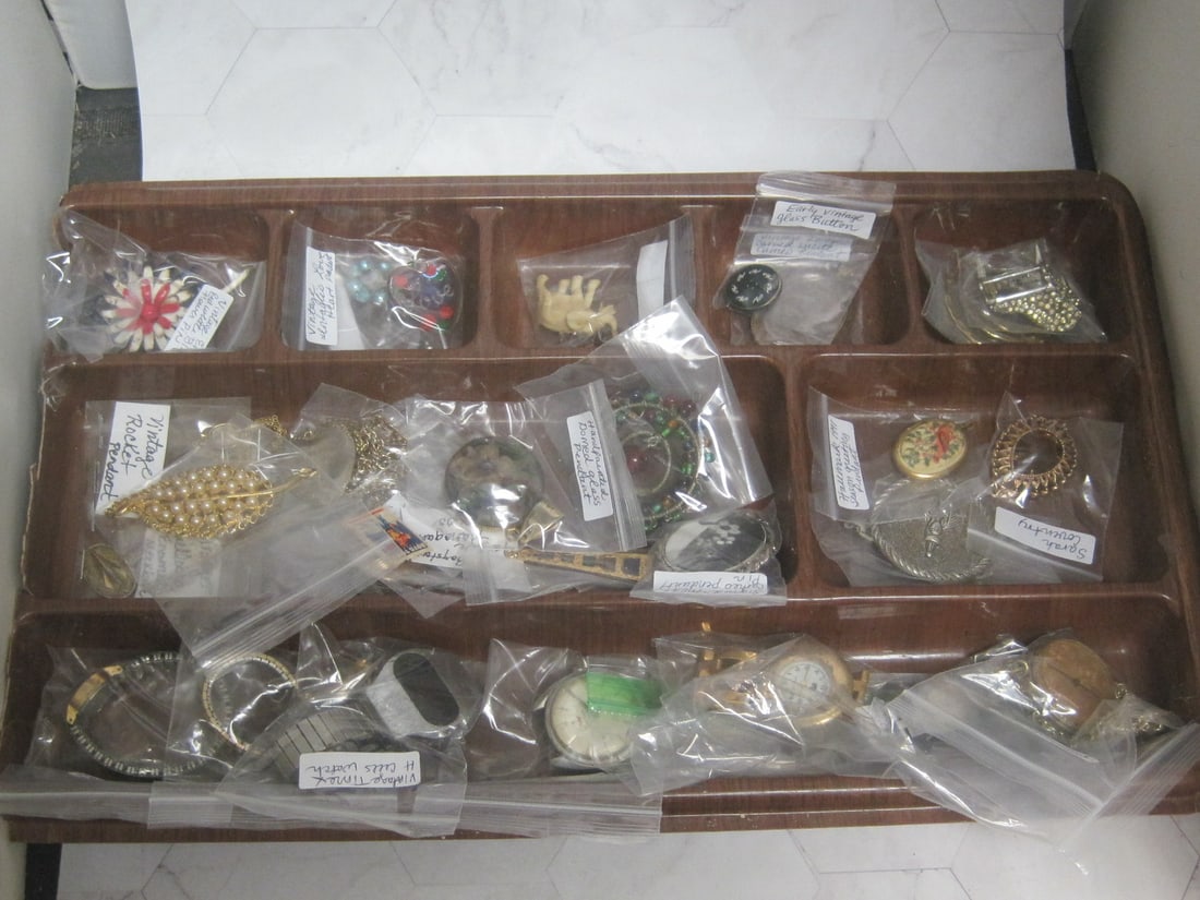 Estate Lot of Jewelry (1 of 11)