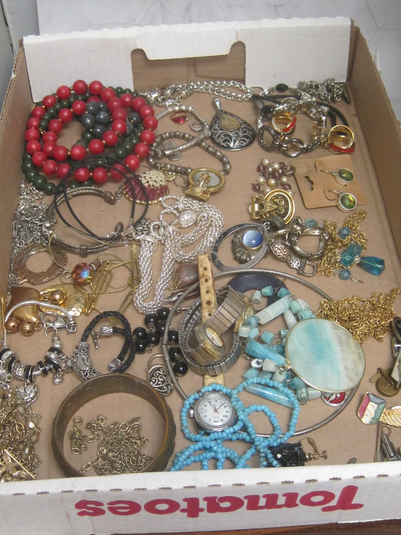 Estate Lot of Jewelry (1 of 7)