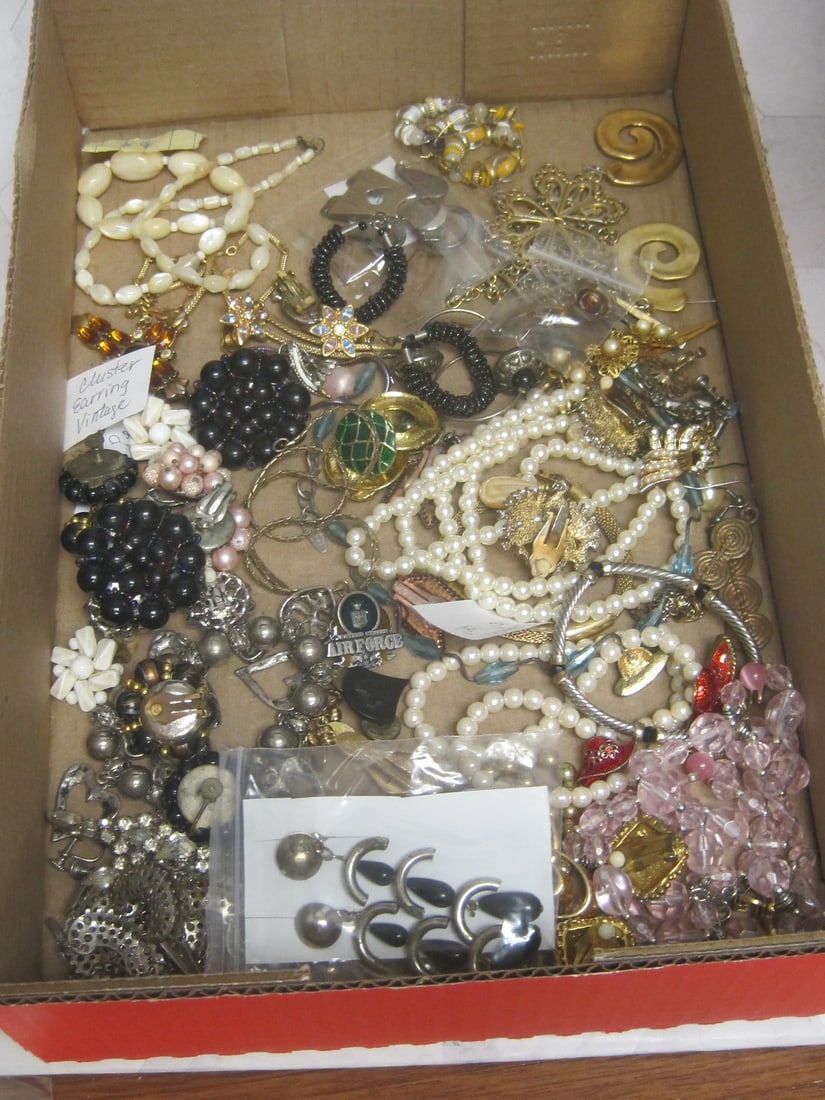 Estate Lot of Jewelry (1 of 7)