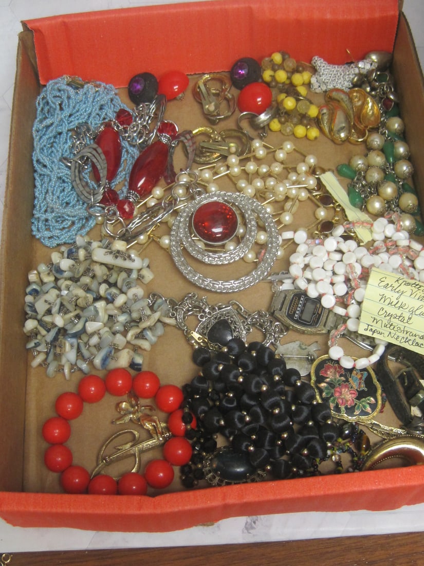 Estate Lot of Jewelry: .