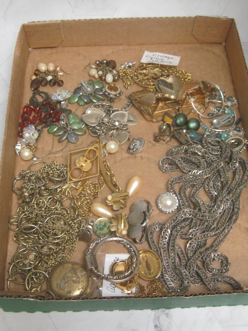 Estate Lot of Jewelry: .