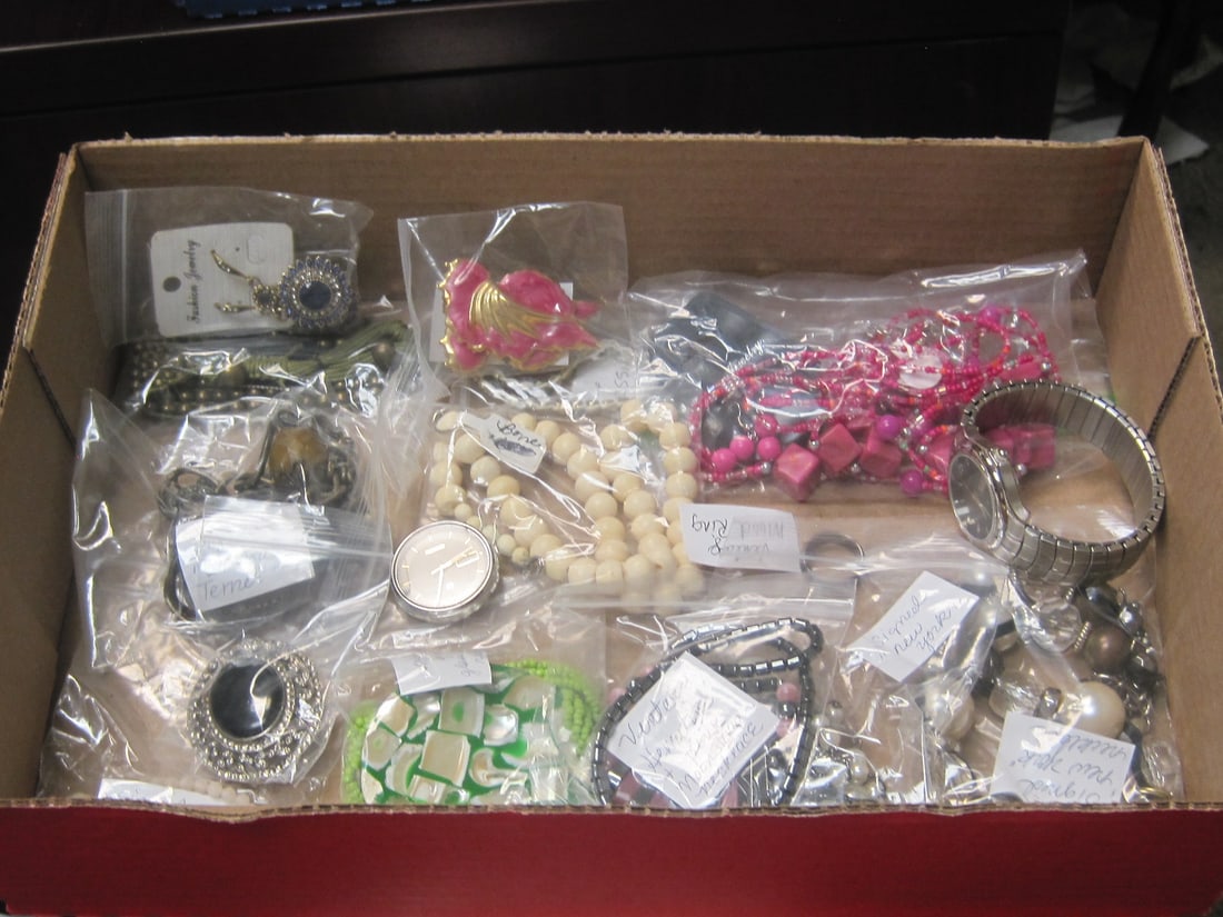 Estate Lot of Jewelry (1 of 7)