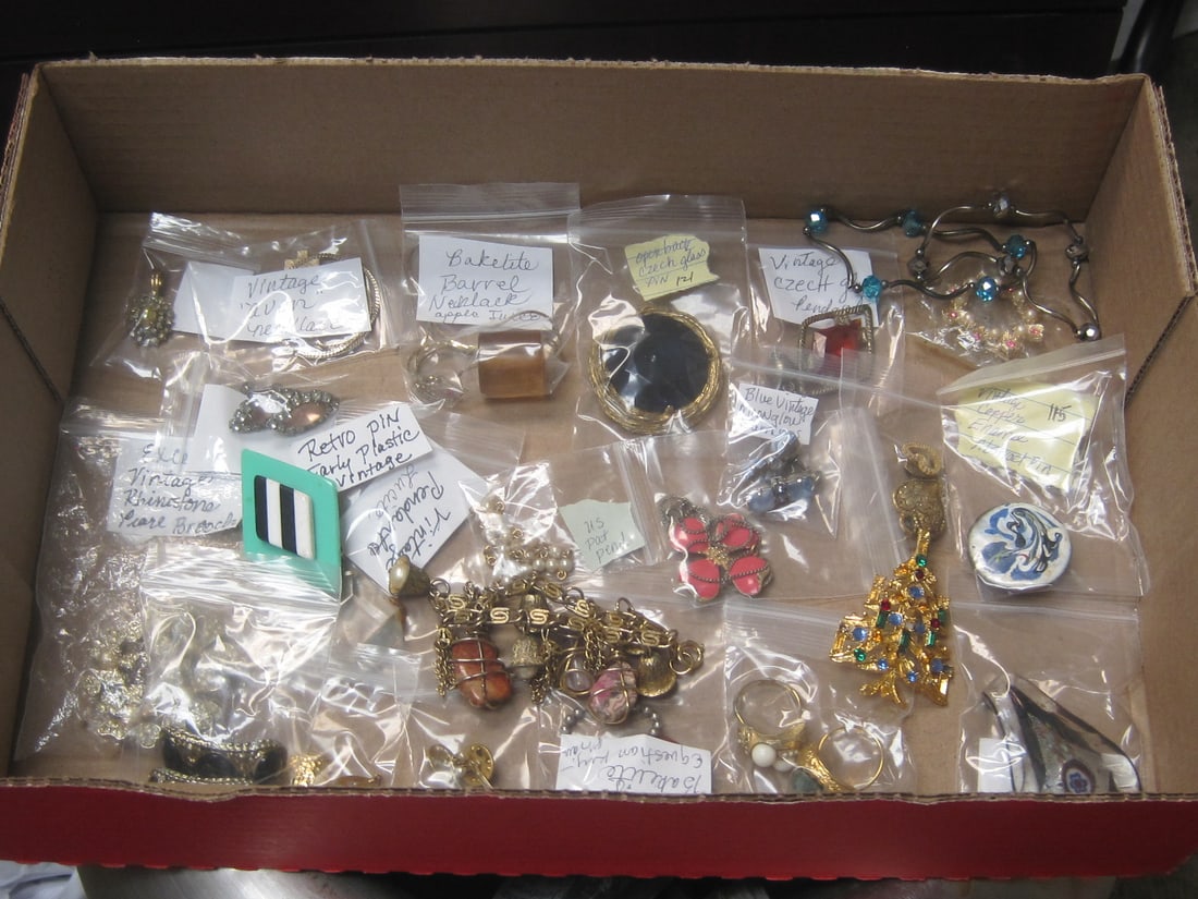Estate Lot of Jewelry: Vintage, some signed