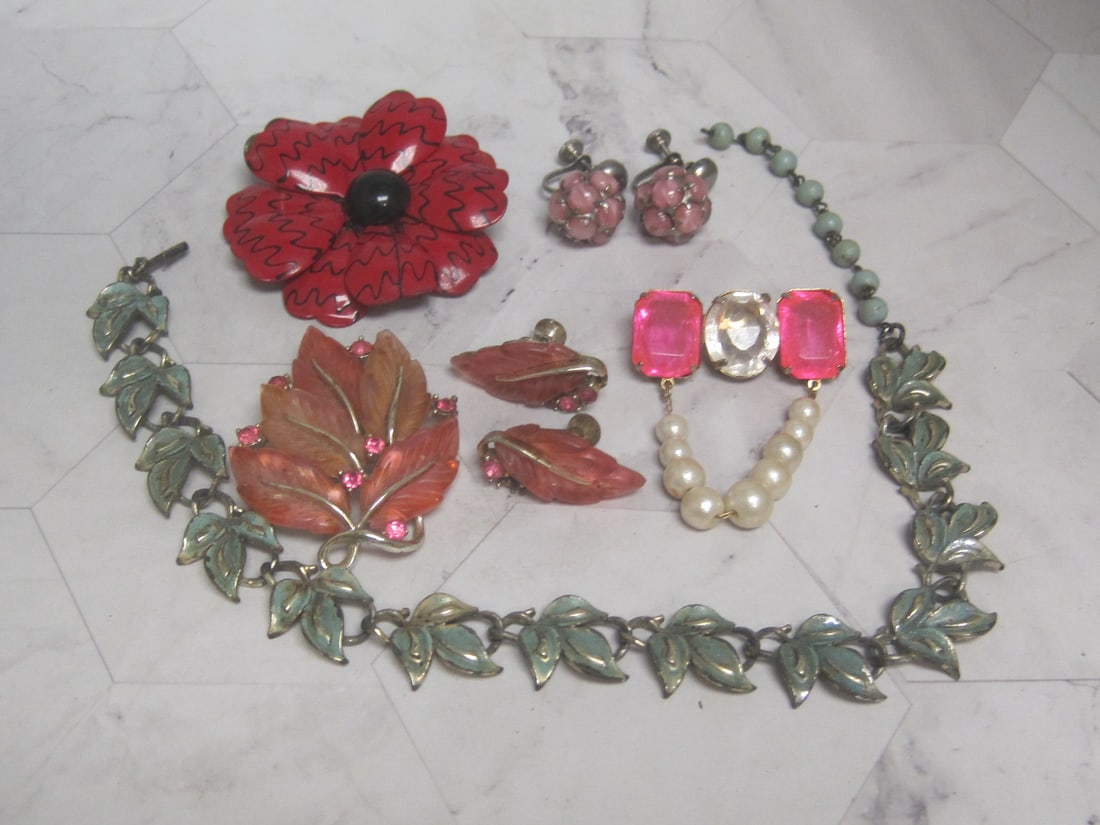 Lot of Vintage Jewelry: Some signed