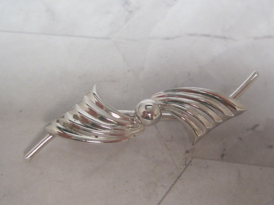 Vintage Sterling Silver Brooch: Weighs 3.7 grams