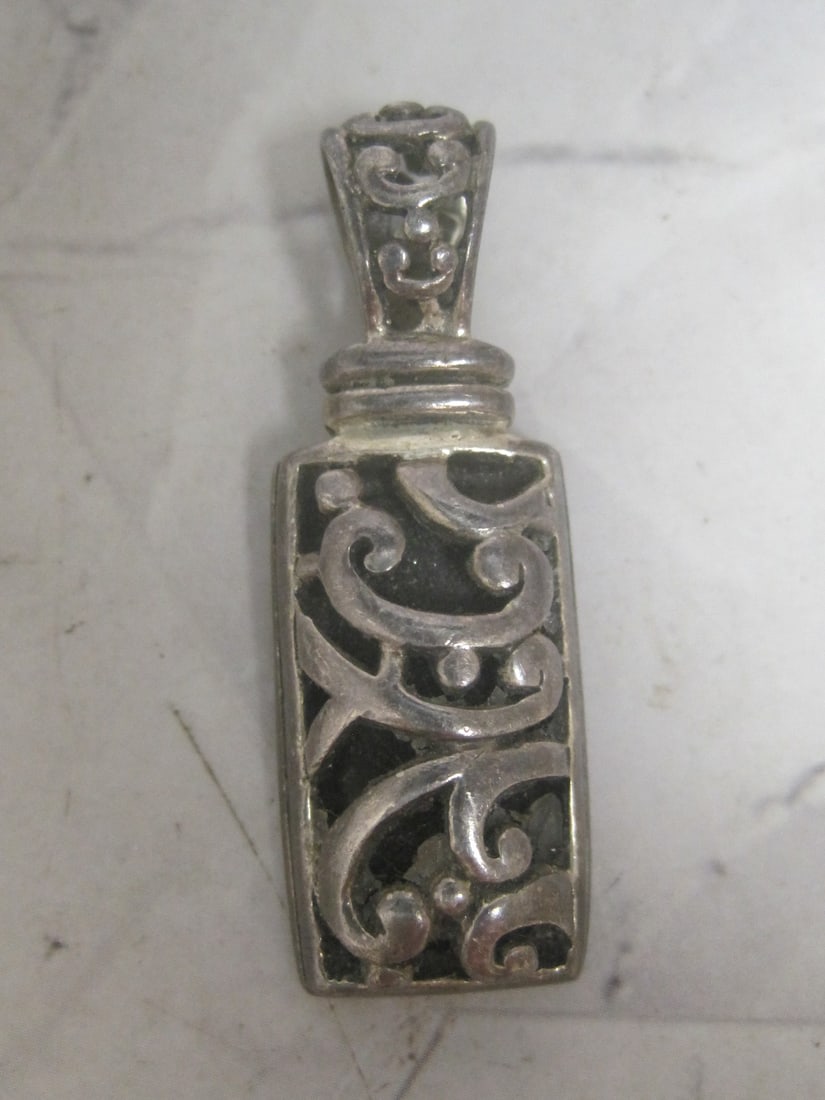Sterling Silver Onyx Scroll Reversible Pendant: Weighs 7.1 grams