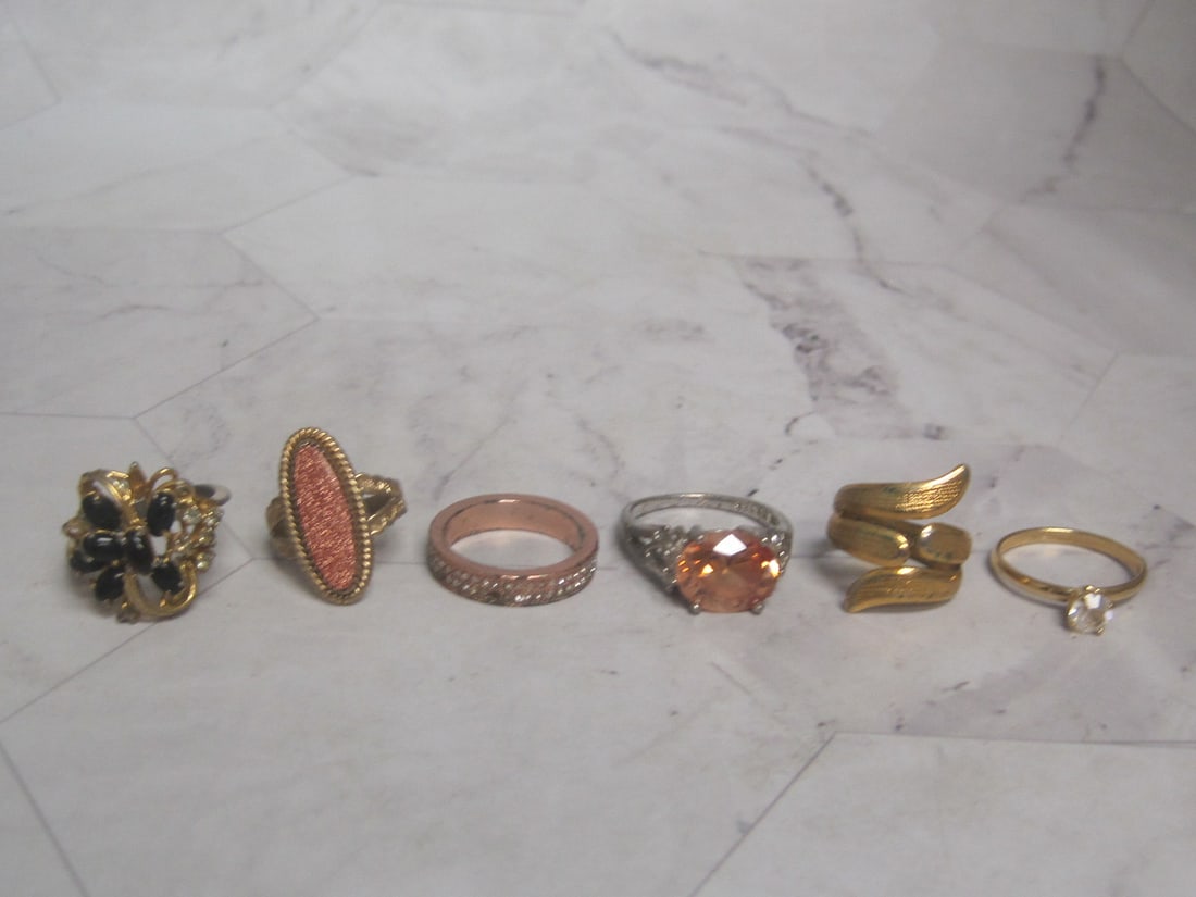Lot of 6 Fashion Rings: .