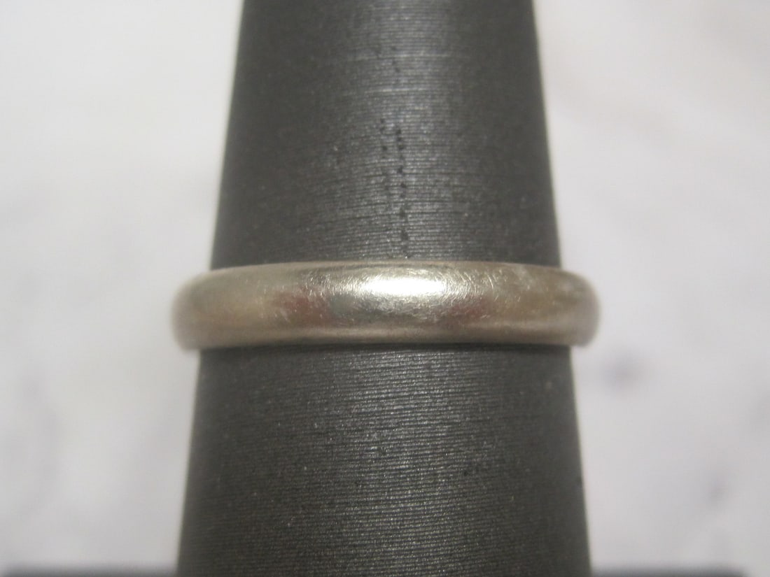 14k White Gold Band Ring: Weighs 3 grams, Size 7