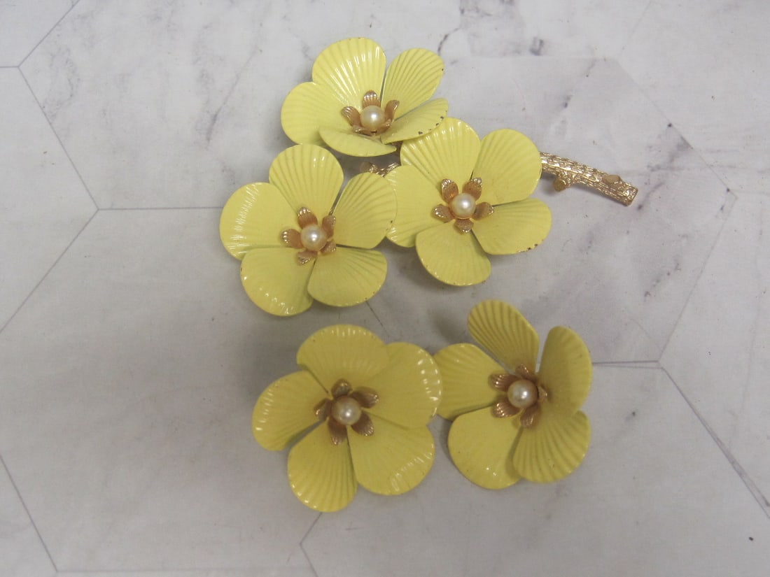 Vintage Sarah Conventry Primrose Brooch & Clip Earrings Set (1 of 5)