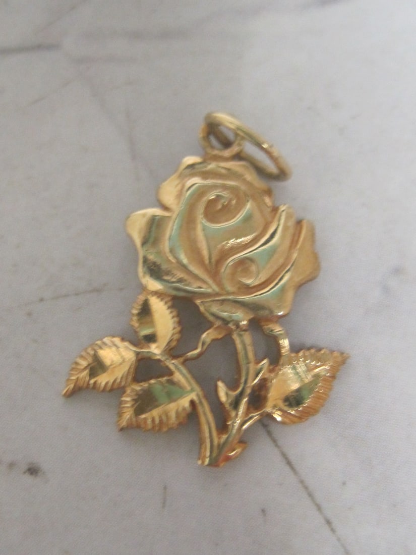 14k Gold Rose Pendant: Weighs 1.1 grams