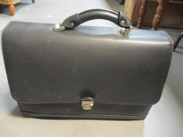 Avenues America Black Leather Soft-Sided Briefcase: .