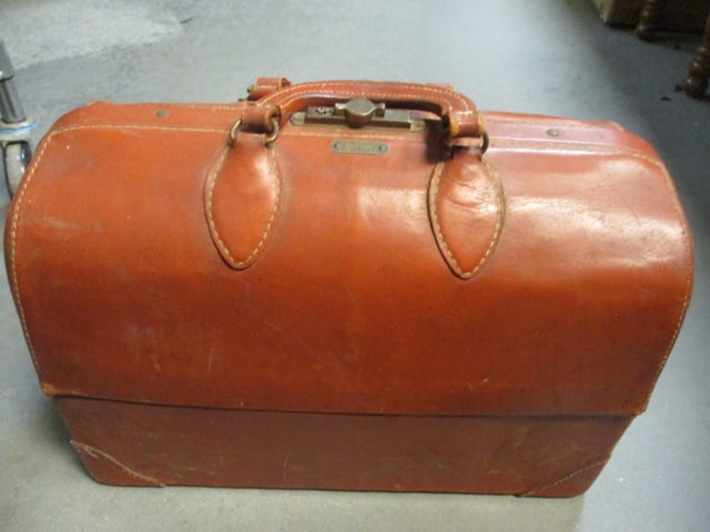 Vintage Emdee by Schell Brown Leather Doctor's Bag: needs cleaning