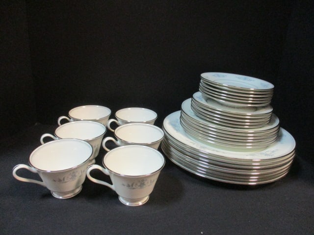 31 Pieces of Vintage Oxford "Bryn Mawr" Bone China: (8) 10 3/4" plate, (6) 8 1/4" plate, (5) 6 1/2" plate, (6) 6" saucer, and (6) 2 3/4" cup