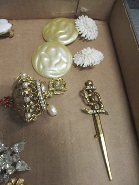 Lot of Vintage Estate Brooches and Clip-On Earrings - 3