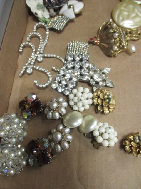 Lot of Vintage Estate Brooches and Clip-On Earrings - 4