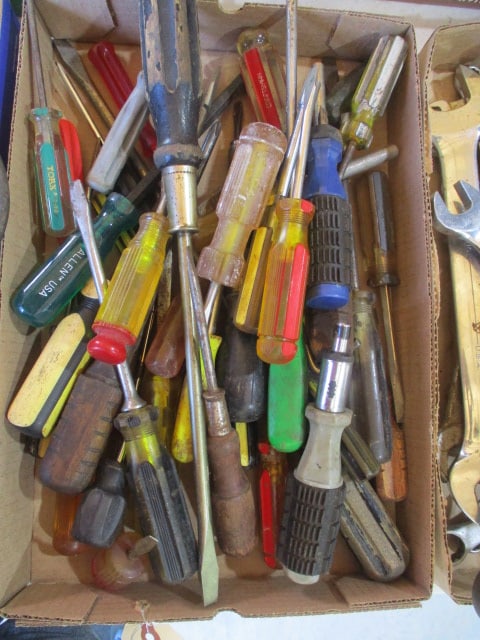 Grouping of Screwdrivers: see pictures and preview for sizes