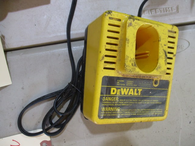DeWalt DW945 12V Drill/Driver with Charger - 3