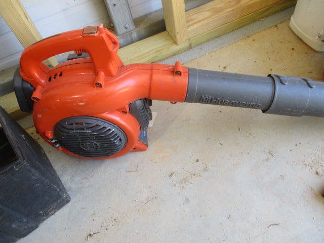 Husqvarna 125B Gas Blower (1 of 2)