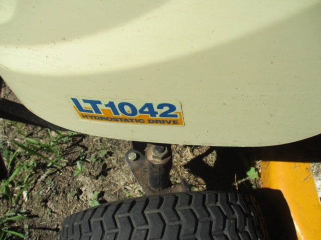 Cub Cadet LT1c42 with Bagger - 3