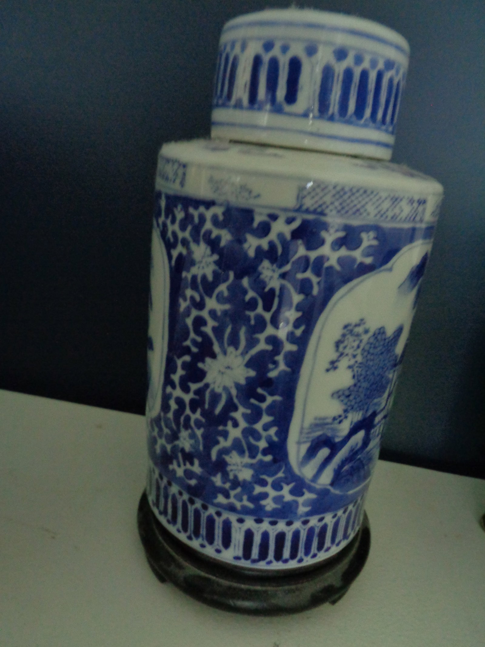 Blue & White Temple Jar/Ginger Jar Wood Display Stand: .