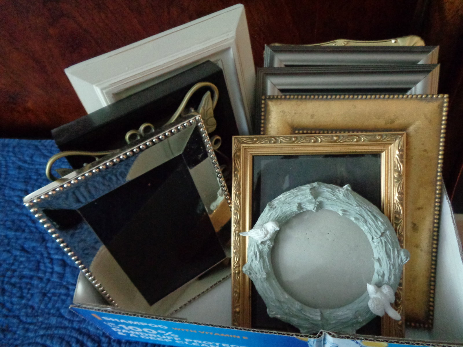 Box Lot Picture Frames: .