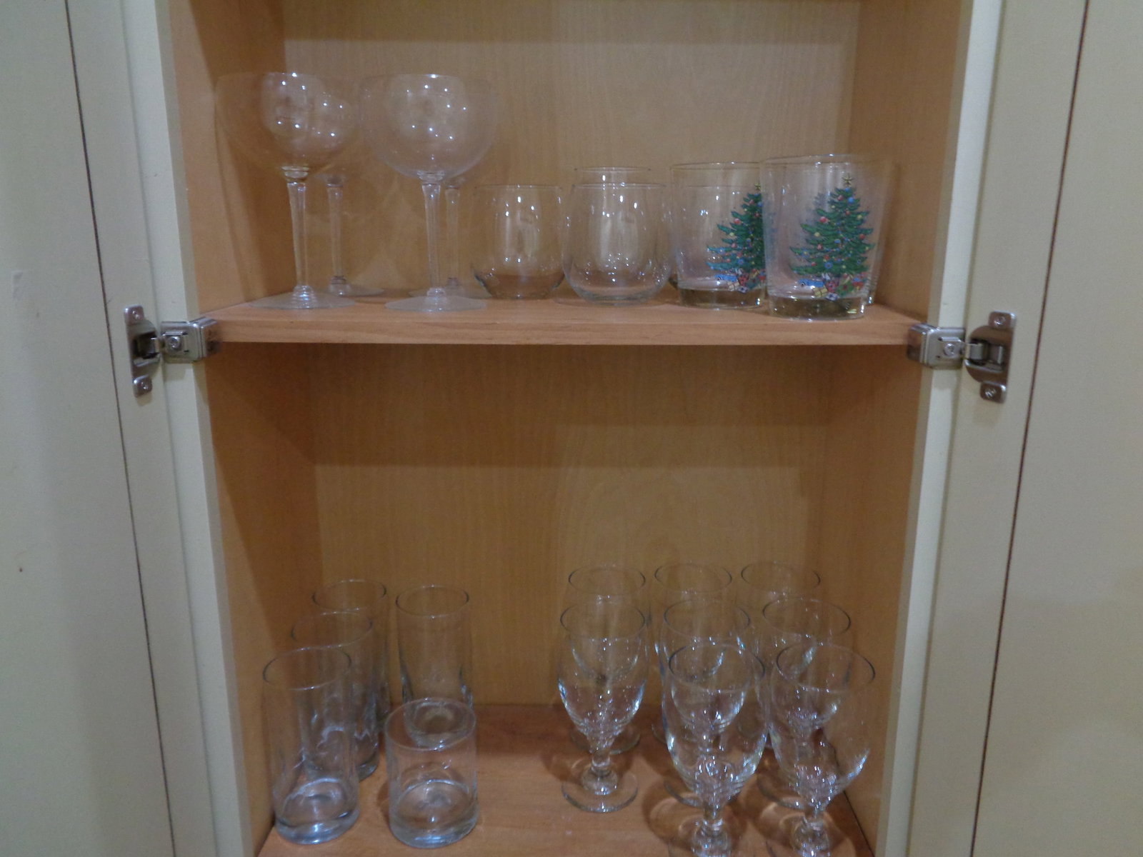 2 shelves glassware: .