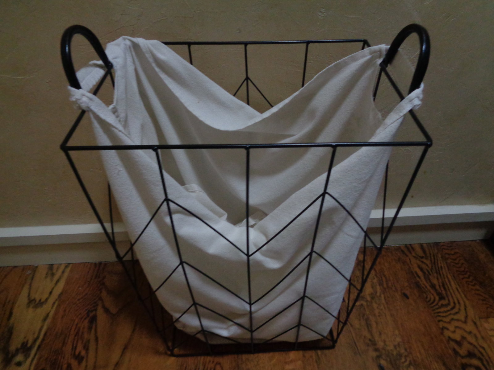 Metal Basket with 2 cloth liners: 19 inches