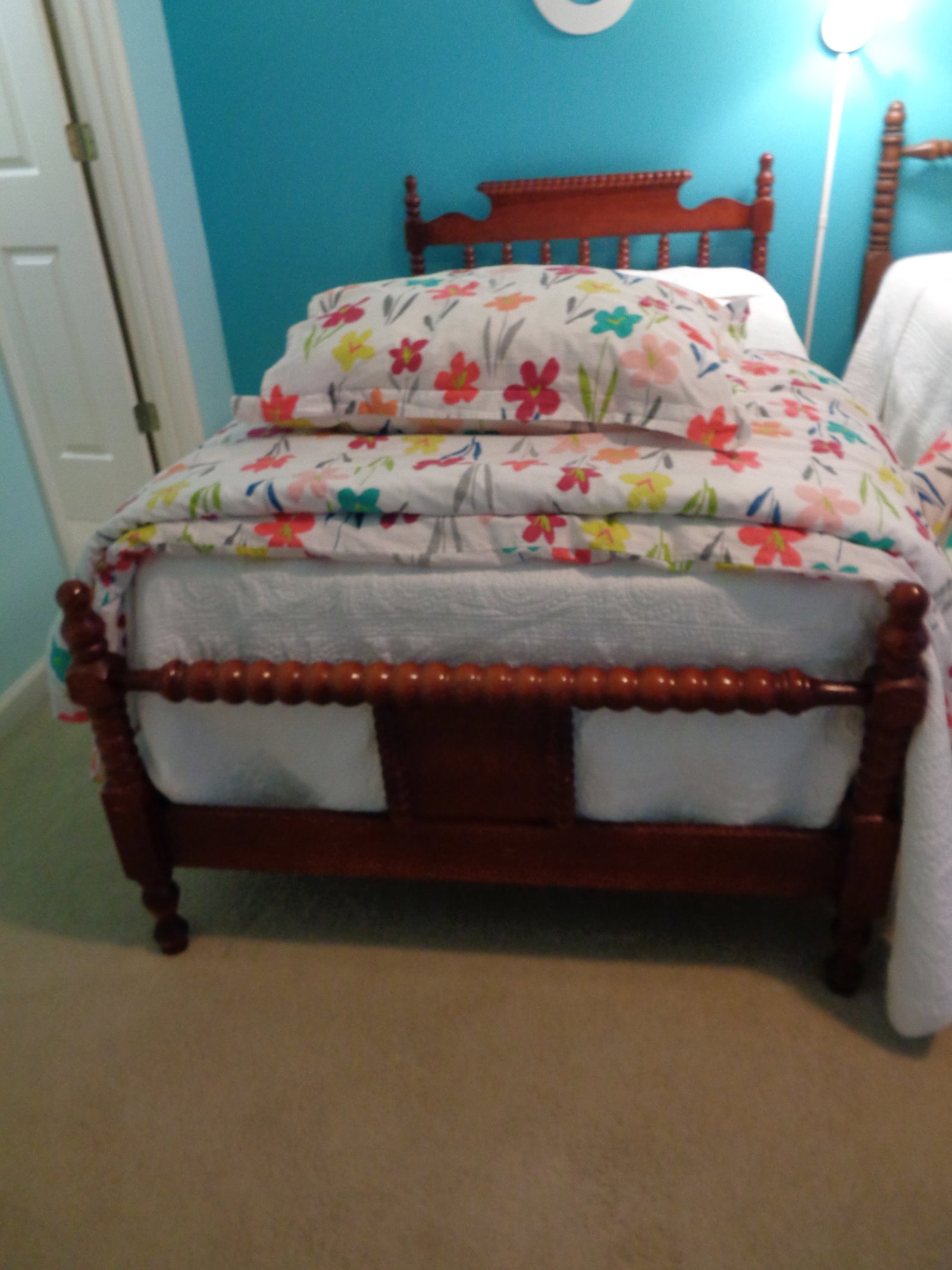 Twin Size Wooden Spindle/Spool Bed frame Comforter& Blanket (1 of 4)